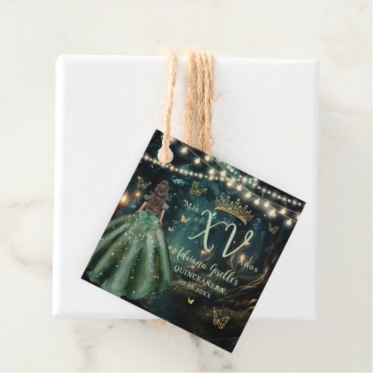 Étiquettes Cadeau Robe verte émeraude de la forêt enchantée Quinceañ (En situation)