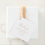Étiquettes Cadeau Rose Gold Simple Minimaliste Mariage Faveur Tags<br><div class="desc">Ces étiquettes d'or simple minimaliste rose pour mariage sont parfaites pour un mariage moderne. Le design sobre et élégant présente une typographie de script classique et sophistiquée en or rose. Faites de vos étiquettes vos propres en incluant vos noms, l'événement (le cas échéant) et la date. Ces étiquettes de faveur...</div>
