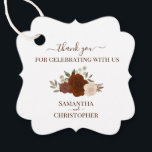 Étiquettes Cadeau Rust Orange Automne Roses Élégant Merci de mariage<br><div class="desc">Ces belles étiquettes de faveur sont parfaites pour remercier les invités spéciaux ou les membres de votre mariage. Elles présentent un beau design boho chic rustique avec vos noms et la date mariage avec un joli ensemble de roses aquarelles peints à la main et le feuillage dans les tons de...</div>