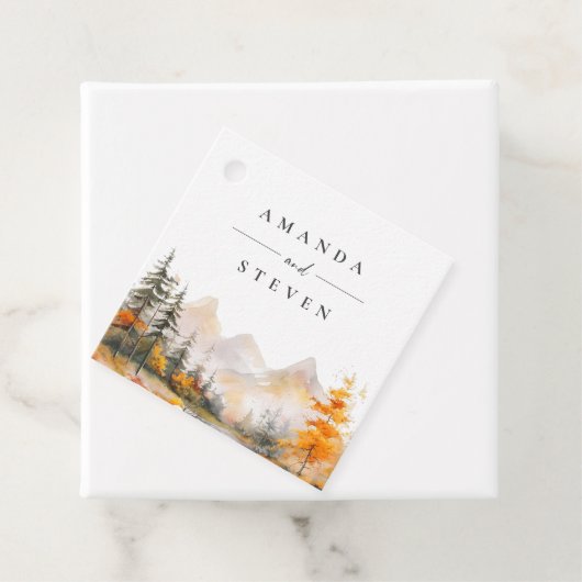 Étiquettes Cadeau Rustic Fall Mountain Pine Forest Wedding (En situation)