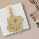 Étiquettes Cadeau Rustic Kraft Signifie Abee Honey Mariage Faveur Ta<br><div class="desc">Des étiquettes personnalisées pour mariage au miel avec une élégante calligraphie dessinée à la main "Meant to Bee" sur arrière - plan rustique kraft texture. Personnalisez avec le nom du couple/épouse et le nom du marié et la date du mariage. Joignez l'étiquette cadeau sur les pots de miel pour créer...</div>