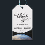 Étiquettes-cadeau ©Rustic Lake Réflexions Lakeside Mariage Faveur<br><div class="desc">N'hésitez pas à me contacter si vous avez besoin d'aide sur la personnalisation, si vous avez besoin de plus de produits ou si vous avez une demande de couleur personnalisée. **Des modèles coordonnés peuvent être trouvés dans la collection ci-dessous ou en collant cette url dans votre navigateur : https://www.zazzle.com/collections/lakeside_wedding_event_celebrations-119028853121885927?rf=238919973384052768&CMPN=share_dclit&lang=en&social=true -...</div>