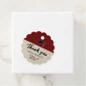 Étiquettes Cadeau Rustic Red Graduate Casquette Merci de graduation (En situation)