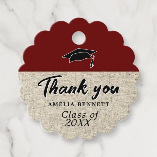 Étiquettes Cadeau Rustic Red Graduate Casquette Merci de graduation (Devant)