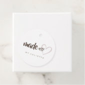 Étiquettes Cadeau Rustique moderne fait avec le coeur d'amour papier (En situation)
