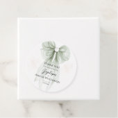 Étiquettes Cadeau Sage Green Bow Baptême (En situation)