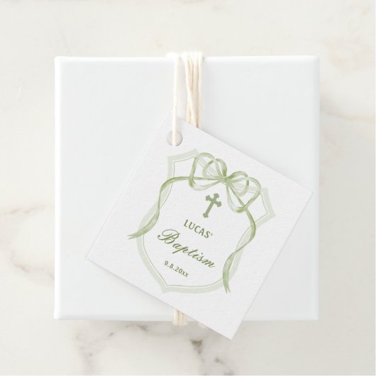 Étiquettes Cadeau Sage Green Bow Crest Baptism Favoriser les étiquet (En situation)