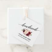 Étiquettes Cadeau Script de calligraphie artisanal Bourgogne Floral (En situation)