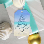 Étiquettes-cadeau Seas et voeux Script Christmas Beach<br><div class="desc">Ajoutez une vibe côtière à vos cadeaux de vacances avec ces étiquettes cadeaux, avec le message "Seas & Gremets" avec une calligraphie élégante en forme d'arbre de Noël, et un arrière - plan de plage abstrait. Merci de me contacter par Zazzle Conversation si vous avez besoin d'autres coloris ou de...</div>