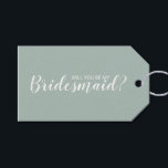 Étiquettes-cadeau Serez-Vous Ma Femme D'Accueil ? Script moderne<br><div class="desc">"Serez-Vous Ma Femme D'Accueil ?" Tags Cadeaux de Script Moderne avec le libellé "Will You Be My Bridesmaid?" en blanc style de police de script moderne avec les détails en blanc moderne sans serif police sur arrière - plan vert sage.</div>