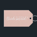 Étiquettes-cadeau Serez-Vous Ma Femme D'Accueil ? Script moderne<br><div class="desc">"Serez-Vous Ma Femme D'Accueil ?" Tags Cadeaux de Script Moderne avec le libellé "Will You Be My Bridesmaid?" en blanc style de police de script moderne avec détails en blanc moderne sans serif police sur arrière - plan rose pâle.</div>