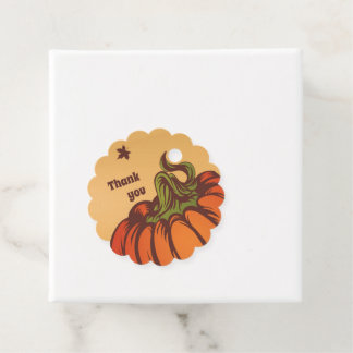 Étiquettes Cadeau Seul citrouille sur le terrain. Les feuilles d'aut