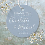 Étiquettes Cadeau Signature Script Dusty Merci bleu<br><div class="desc">Avec des noms de style signature,  cette élégante étiquette bleue et blanche poussiéreuse peut être personnalisée avec vos informations de remerciement spécial en lettres chic. Conçu par Thisisnotme©</div>