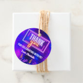 Étiquettes Cadeau SIGNE NEON Glow Karaoke Anniversaire Merci de fête (En situation)