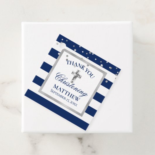 Étiquettes Cadeau Silver Navy Blue Stripes Cérémonie de baptême Garç (En situation)