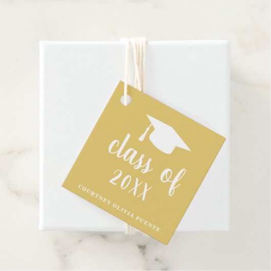 Étiquettes Cadeau Simple Gold Mortar Board Graduation moderne (En situation)