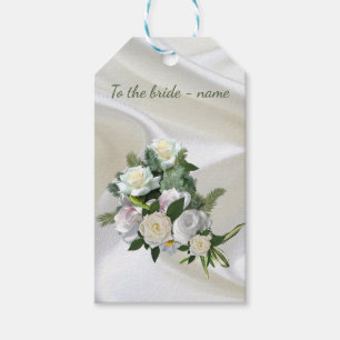 Étiquettes-cadeau Soie blanche luxueuse et fluide et roses blanches.