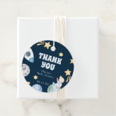 Étiquettes Cadeau Sticker rond du Baby shower spatial (En situation)