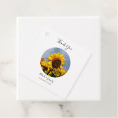 Étiquettes Cadeau Sunflower Blue Sky Rustic Mariage Cadeau (En situation)