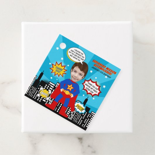 Étiquettes Cadeau Superhero Comic Style de livre Boy Birthday Photo (En situation)