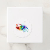 Étiquettes Cadeau Symbole d'infini avec plume arc-en-ciel (En situation)