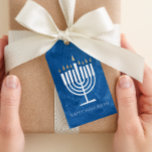Étiquettes-cadeau Tag cadeau de Menorah Blue Hanoukka moderne<br><div class="desc">Cette étiquette cadeau Happy Hanoukka présente une illustration moderne et amusante de la menorah qui se démarque contre un arrière - plan texturé sur le bleu (ou TOUTE COULEUR de votre choix en utilisant le bouton "customiser"!). Le dossier est blanc avec du texte personnalisable dans la zone "de" pour des...</div>