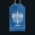 Étiquettes-cadeau Tag cadeau de Menorah Blue Hanoukka moderne<br><div class="desc">Cette étiquette cadeau Happy Hanoukka présente une illustration moderne et amusante de la menorah qui se démarque contre un arrière - plan texturé sur le bleu (ou TOUTE COULEUR de votre choix en utilisant le bouton "customiser"!). Le dossier est blanc avec du texte personnalisable dans la zone "de" pour des...</div>