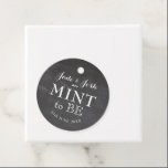 Étiquettes Cadeau Tag vintage Chalkboard Mint to Be Wedding Favor<br><div class="desc">Le texte blanc de style vintage se sent rustique et doux sur cette étiquette de faveur de mariage de style tableau noir qui a mis le nom des couples avec l'habile disant "menthe à être",  ce qui en fait une étiquette de faveur idéale pour les faveurs savoureuses de minty.</div>