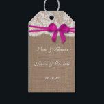 Étiquettes-cadeau Tags Rustic Pink Bow Collection<br><div class="desc">La collection rustique arc rose est un design étonnant avec un bel arrière - plan rustique effet burlap avec une coupe romantique vintage effet dentelle blanche finie avec un magnifique arc rose. Ces étiquettes peuvent être personnalisées pour votre occasion spéciale et ferait le cadeau parfait ou vous remercier tag pour...</div>