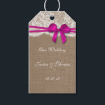 Étiquettes-cadeau Tags Rustic Pink Bow Collection<br><div class="desc">La collection rustique arc rose est un design étonnant avec un bel arrière - plan rustique effet burlap avec une coupe romantique vintage effet dentelle blanche finie avec un magnifique arc rose. Ces étiquettes peuvent être personnalisées pour votre occasion spéciale et ferait le cadeau parfait ou vous remercier tag pour...</div>