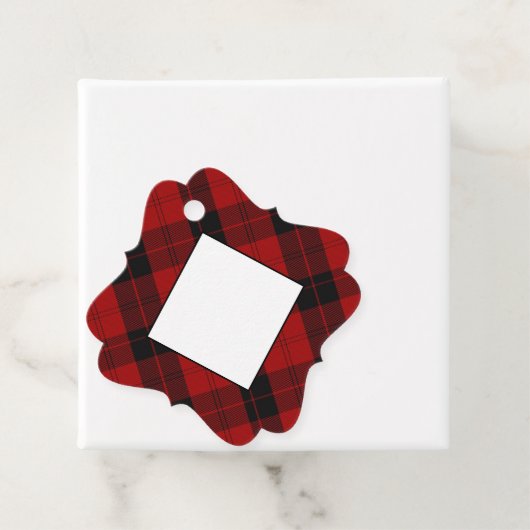Étiquettes Cadeau Tartan noir rouge (En situation)