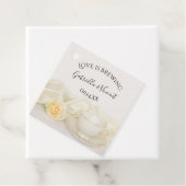 Étiquettes Cadeau Tea Cup avec White Rose Love est brasser Mariage (En situation)