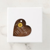 Étiquettes Cadeau Tournesol rustique sur bois de grange mariage merc (En situation)