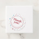 Étiquettes Cadeau Triangle géométrique chic et Merci à persiennes (En situation)