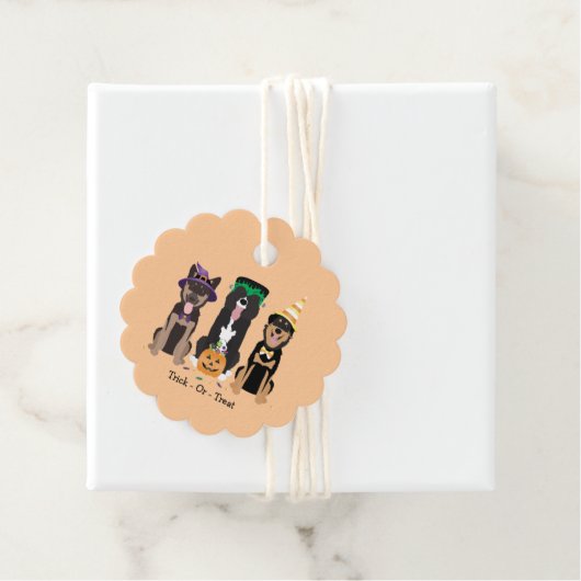 Étiquettes Cadeau Trick Ou Traiter Les Chiens En Costumes D'Hallowee (En situation)