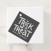 Étiquettes Cadeau Typographie Cute Moderne Tri Ou Traiter Halloween (En situation)