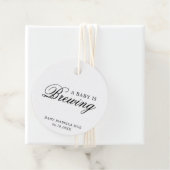 Étiquettes Cadeau Un bébé brasse un Baby shower de calligraphie élég (En situation)