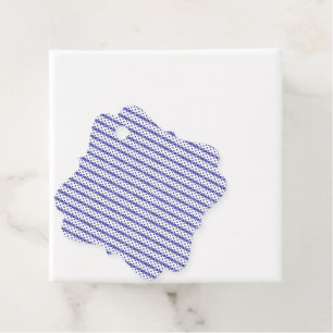 Étiquettes Cadeau Un ciel bleu vif avec des nuages blancs épars.