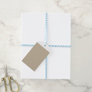 Étiquettes-cadeau un homme en costume et cravate debout devant un mu