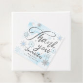 Étiquettes Cadeau Un petit Merci de Baby shower bleu flocon (En situation)