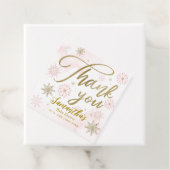 Étiquettes Cadeau Un petit Merci de Baby shower rose (En situation)