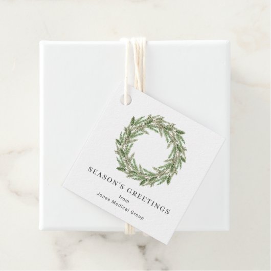 Étiquettes Cadeau Vacances de Noël Pine de verdure rustique (En situation)