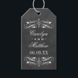 Étiquettes-cadeau Vintage Black Chalkboard Mariage<br><div class="desc">Les étiquettes de faveur Chalkboard cardstock disposent d'un élégant monogramme de mariage personnalisé encadré par un défilement blanc et des motifs florissants. Arrière - plan a un aspect rustique en carton noir texturé.</div>