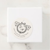 Étiquettes Cadeau Vintage French Monogram Wreath Elegant Wedding (En situation)