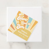 Étiquettes Cadeau Voici le baby shower retro de son boho (En situation)