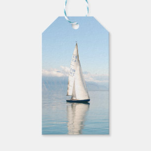 Étiquettes-cadeau Voile sur une baie de mer calme comme miroir