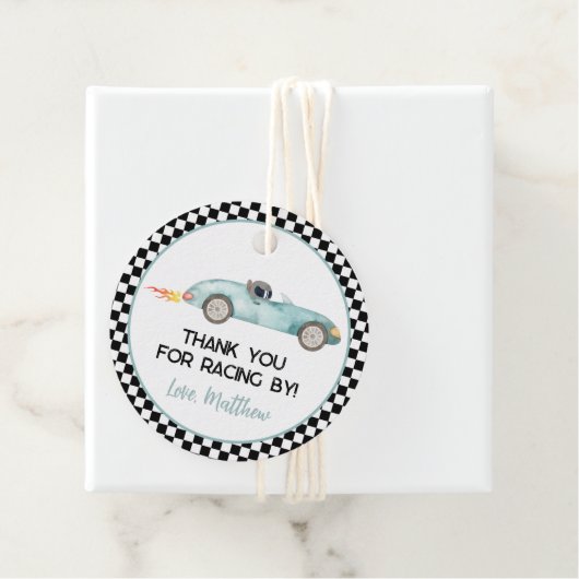 Étiquettes Cadeau Voiture de course bleue moderne Anniversaire (En situation)