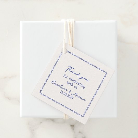 Étiquettes Cadeau Whimsical, bleu dessiné à la main mariage (En situation)