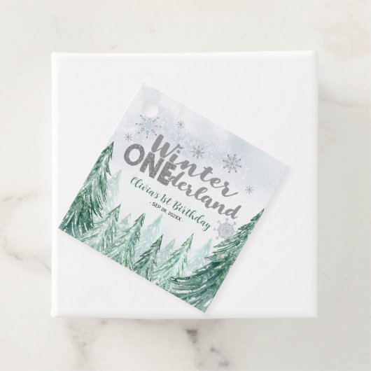 Étiquettes Cadeau Winter Onederland First Birthday Snowflakes Forest (En situation)