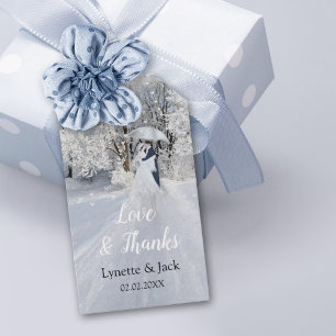Étiquettes-cadeau Winter Wonderland Fine Art Couple avec parapluie